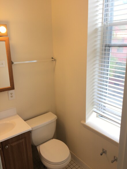 Building Photo - 15 E Read St