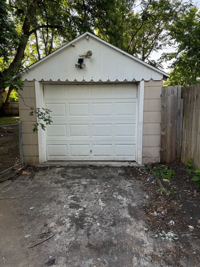Building Photo - 2 Bedroom House - RENT SPECIAL!