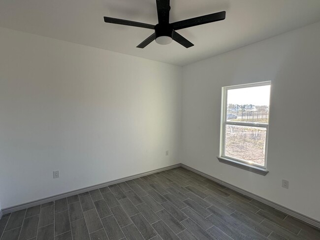 Building Photo - 609 Enchanted Way