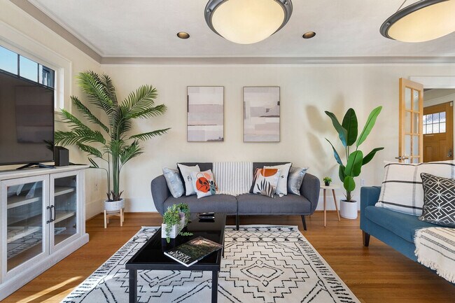 Building Photo - 1005 E Roy St