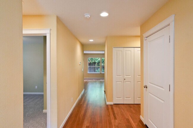 Building Photo - 4 bed + loft, 2.5 bath near Downtown Salem!