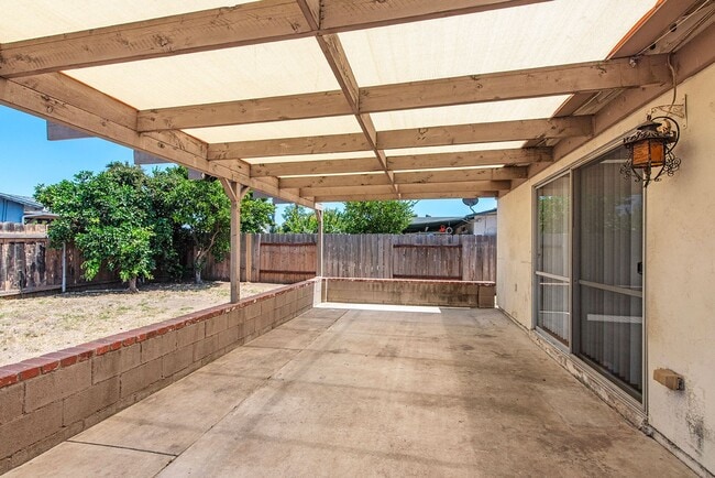 Building Photo - Charming 3-Bedroom Home on Corner Lot in E...