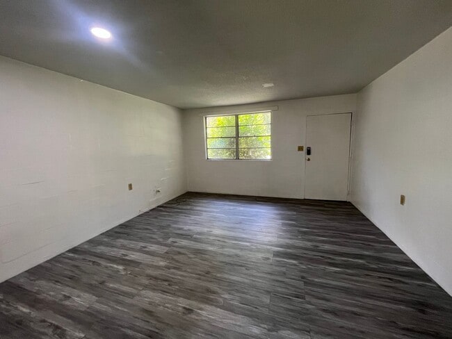 Building Photo - REMODELED 1 Bedroom, 1 Bathroom Brick Apartment (ask about our move in special!)