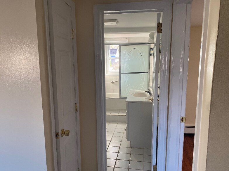 Building Photo - 14 Lantern St