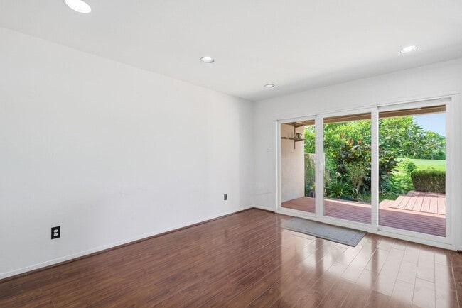 Building Photo - 2810 Lakeview Dr