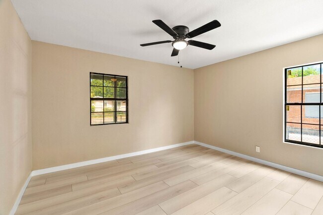 Building Photo - Ready for move in