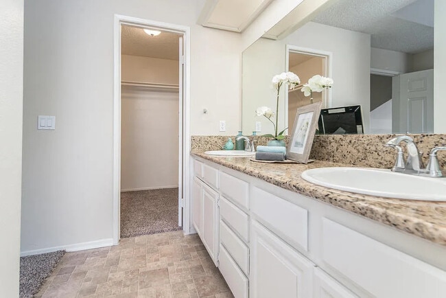 Building Photo - 5100 Cliff Rose Dr