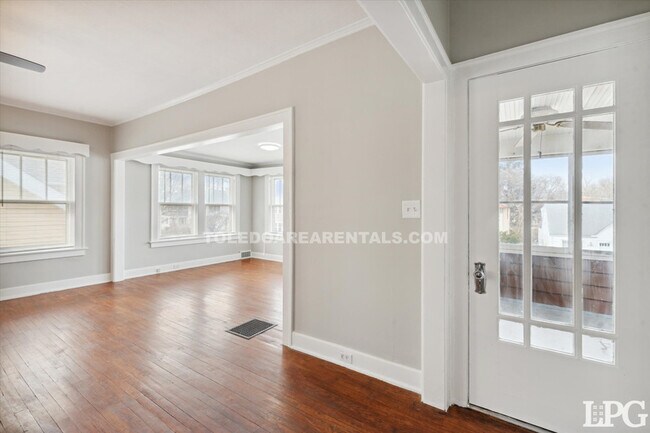 Building Photo - 4138 N Lockwood Ave