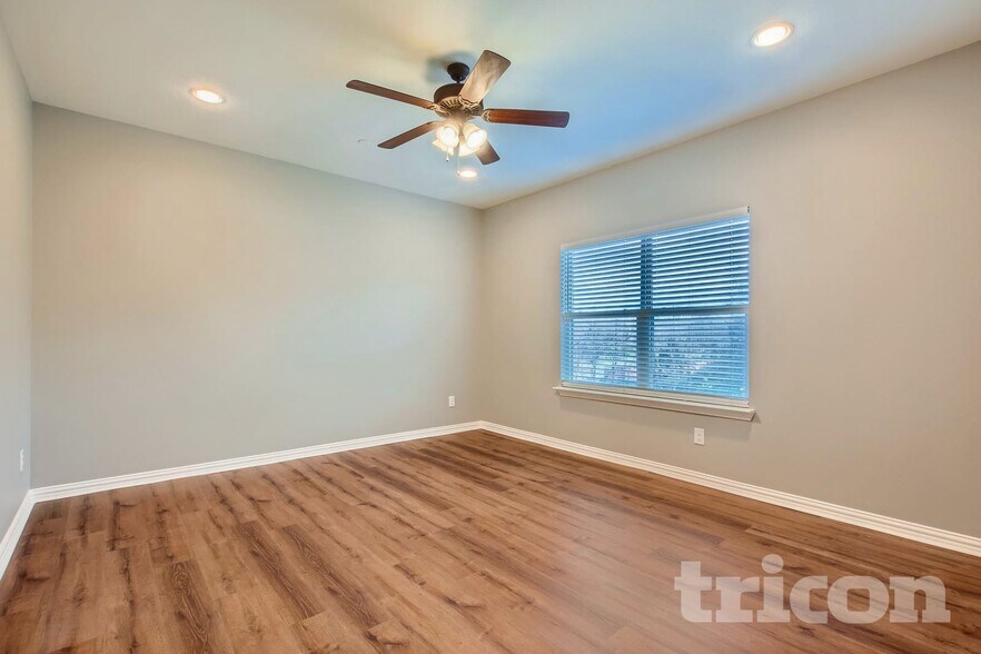 Building Photo - 1990 Timber Oaks Dr