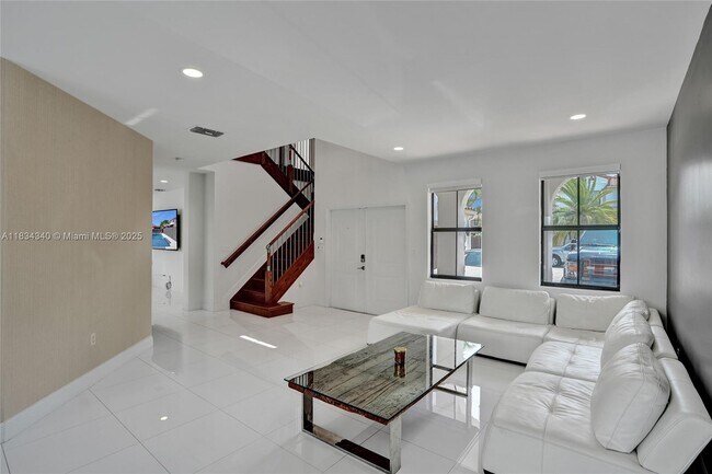 Building Photo - 1007 NW 99th Ct