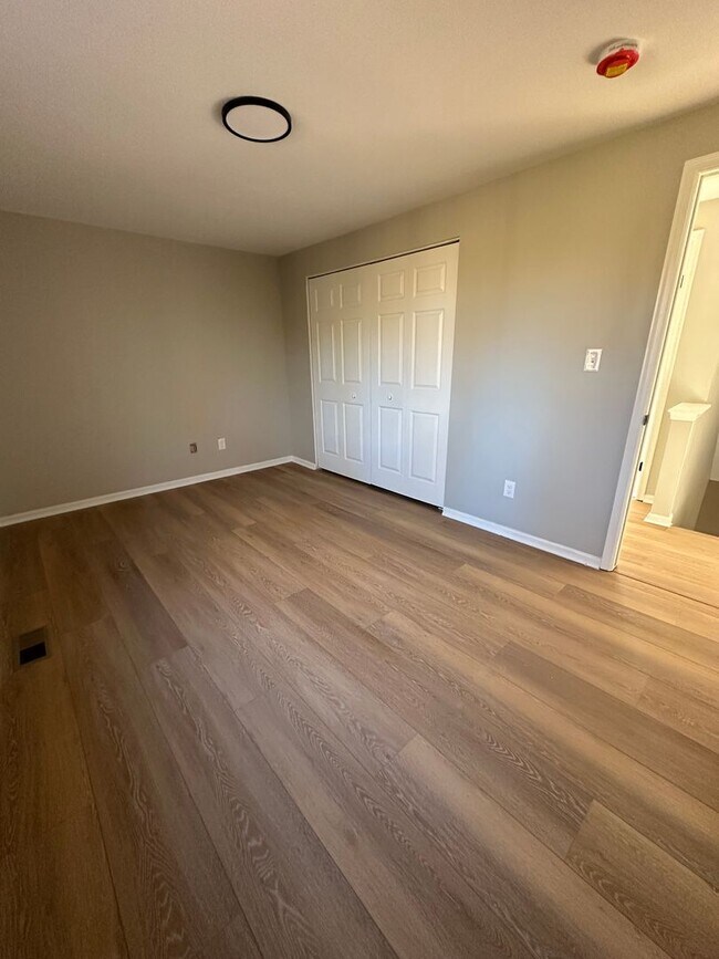 Building Photo - 4 bedroom 2.5 bath single family in Burlin...