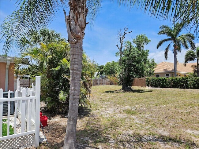 Building Photo - 341 Bayshore Dr
