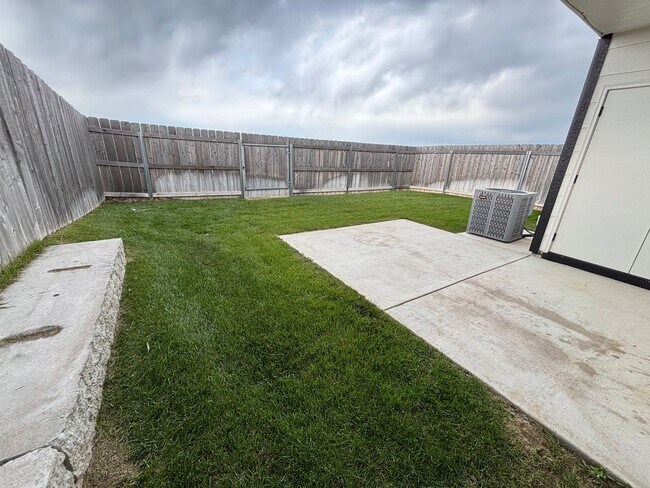 Building Photo - 1717/19 Hickory Creek