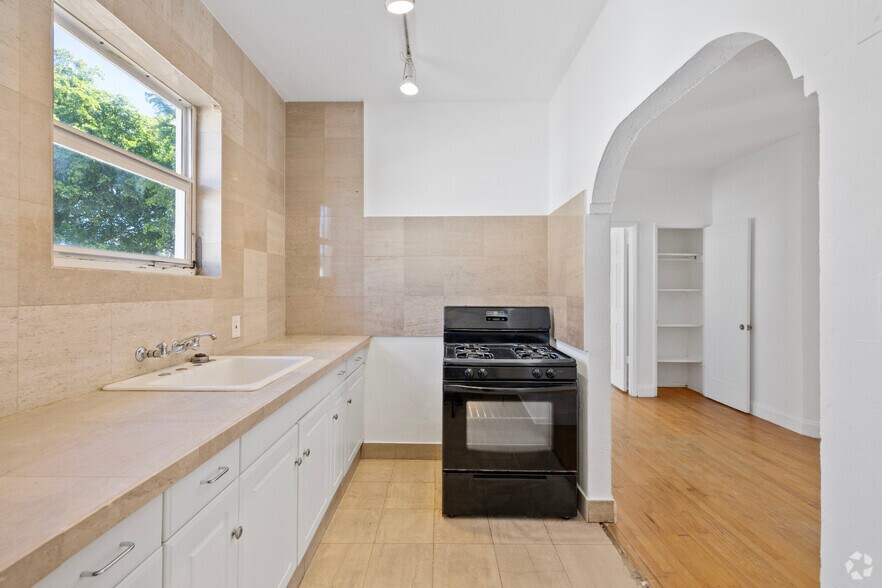 2nd floor 1BR, 1BA - 900 Pennsylvania Ave