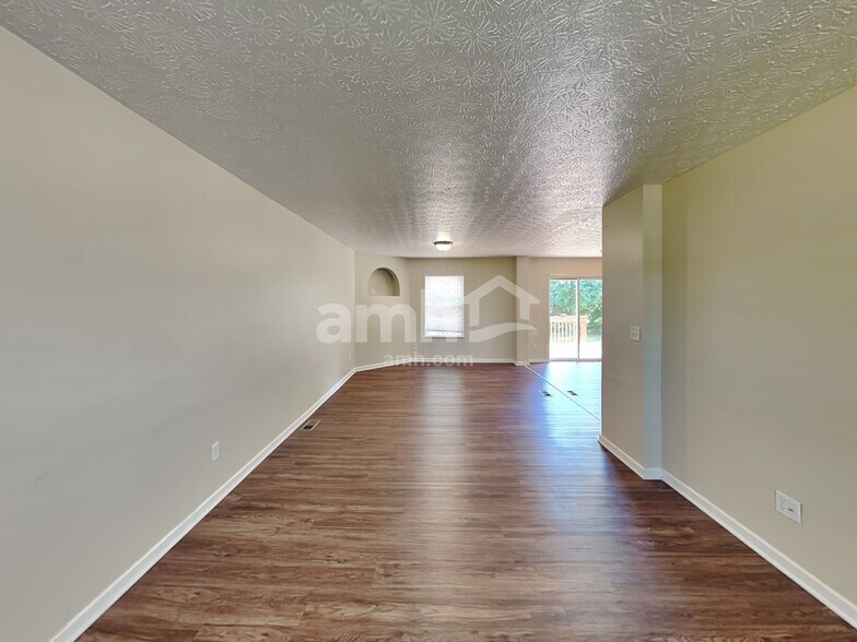Building Photo - 275 Monarch Dr