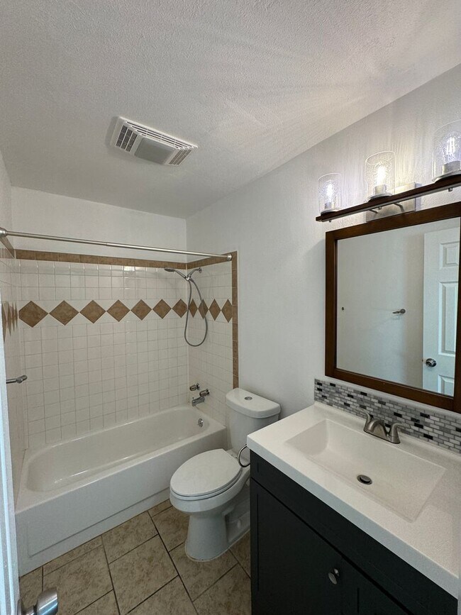 Building Photo - Spacious 3 Bdrm 2 Bath with Extra Living Space