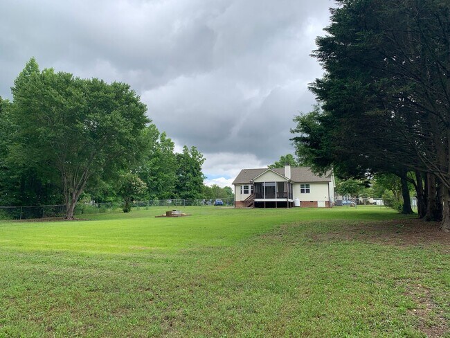 Building Photo - Fantastic Renovated Raleigh Ranch, With Am...