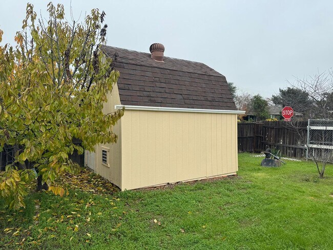 Building Photo - 6425 Thomas Dr