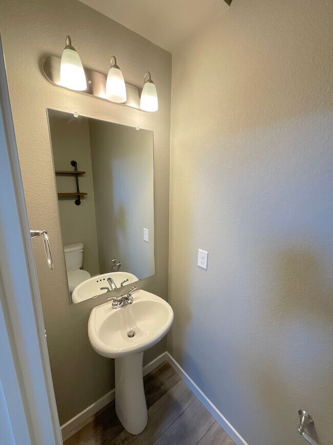 Building Photo - 3 Bedrooom Home Available Near Dublin Blvd...