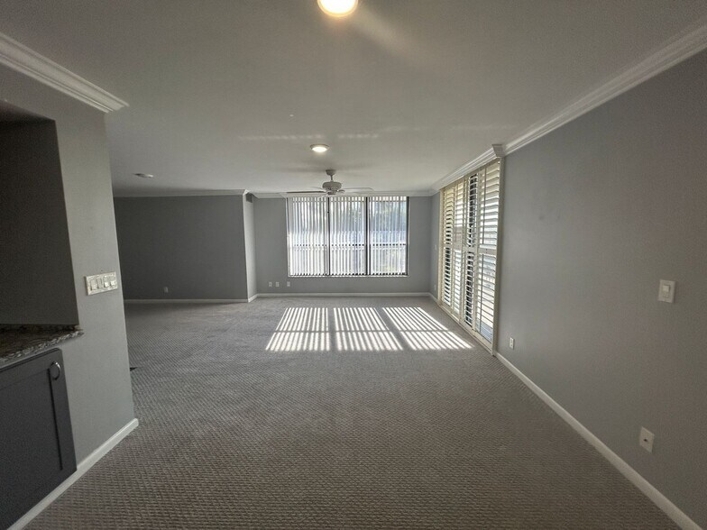 Building Photo - Stunning 2/2 condo
