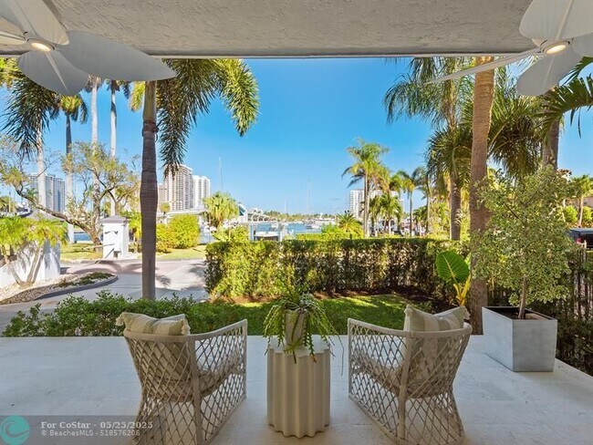 Building Photo - 325 Poinciana Dr