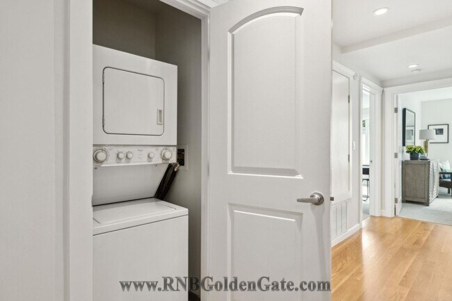 Building Photo - Gorgeous 3 bedroom, 2 and a half bathroom condo in Bernal Park for rent!