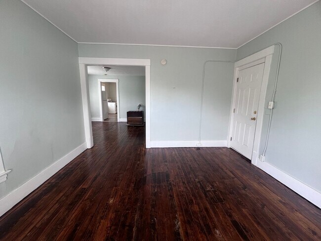 Building Photo - Upper One Bedroom - Close to Downtown Gran...