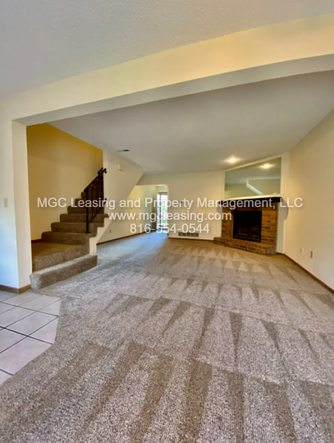Building Photo - Spacious Lee's Summit Townhome- Sign a 15-...