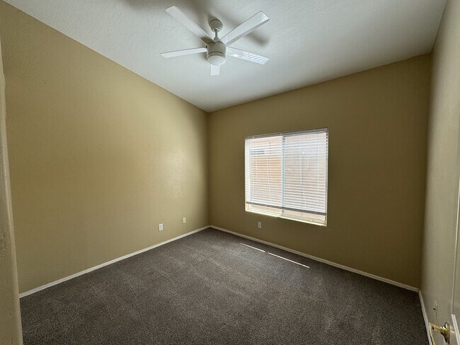 Building Photo - Lakefront with Home Office
