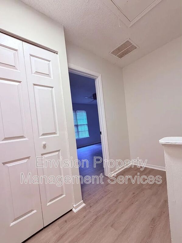 Building Photo - 702 Redland Dr