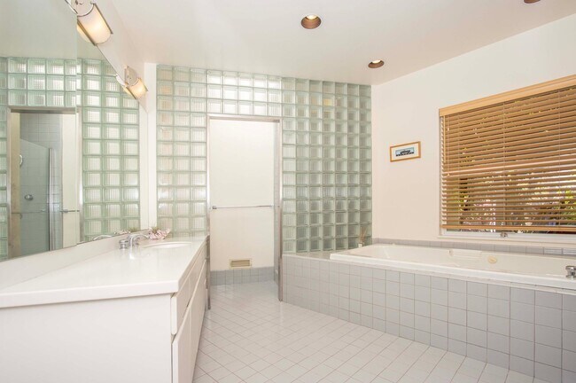 Building Photo - Gated 4bd/3ba Kentfield Home