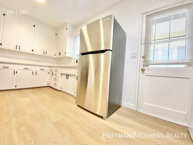 Building Photo - 902 Alandele Ave