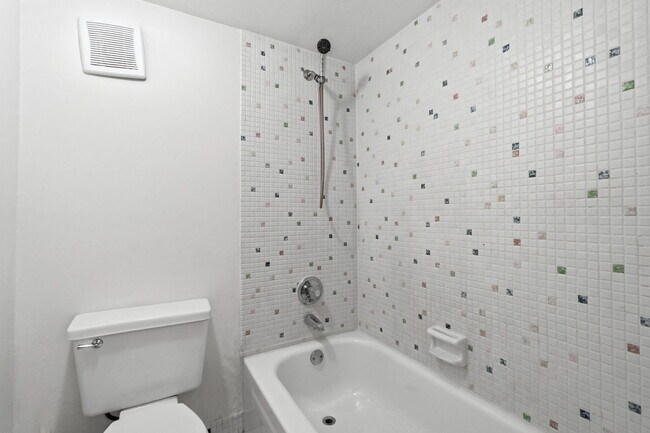Building Photo - 430 Commodore Dr
