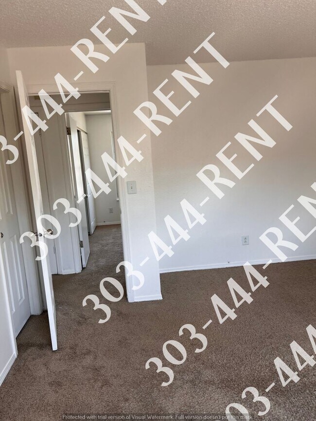 Building Photo - Large 3 Bedroom 2 Bathroom located in Gree...