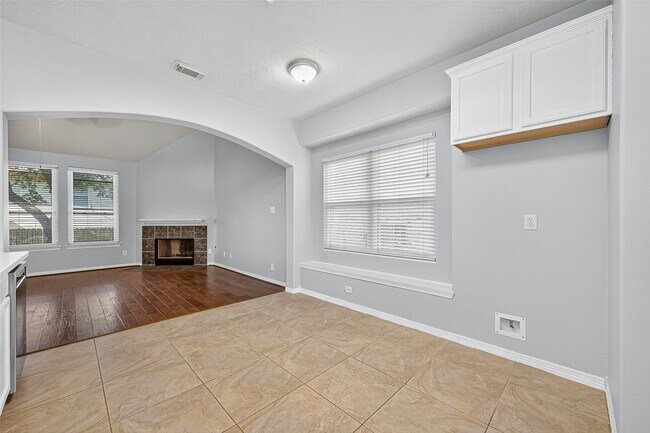 Building Photo - 2202 Highland Crossing Dr