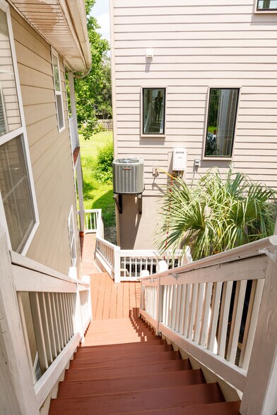 Building Photo - 116 America St