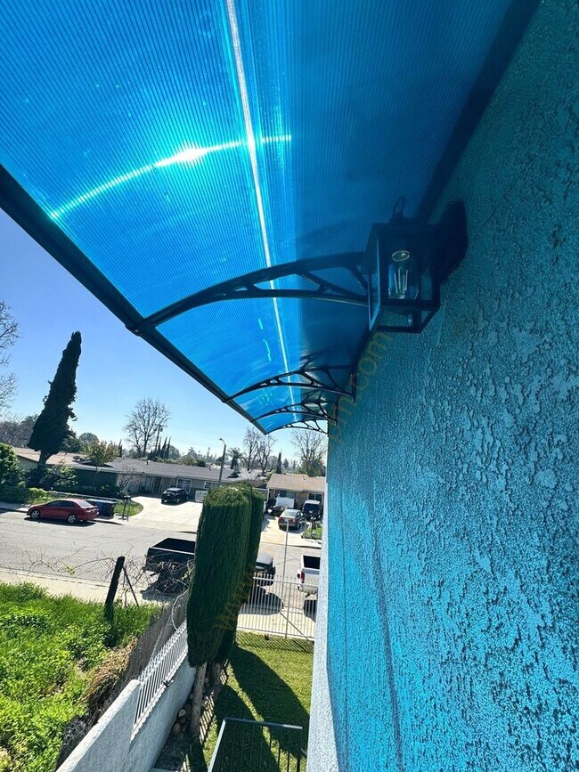 Building Photo - 728 E Grand Ave