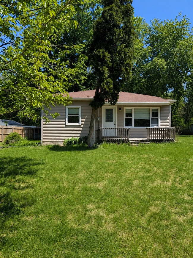 Building Photo - Cozy 2 Bedroom Home With Covered Parking in East Moline!