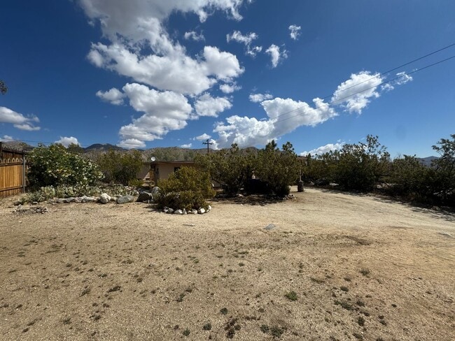 Building Photo - Clean and Lovely 2 Bedroom 1 Bathroom