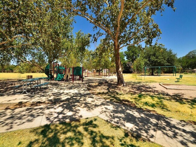 Building Photo - 7685 Northcross Dr