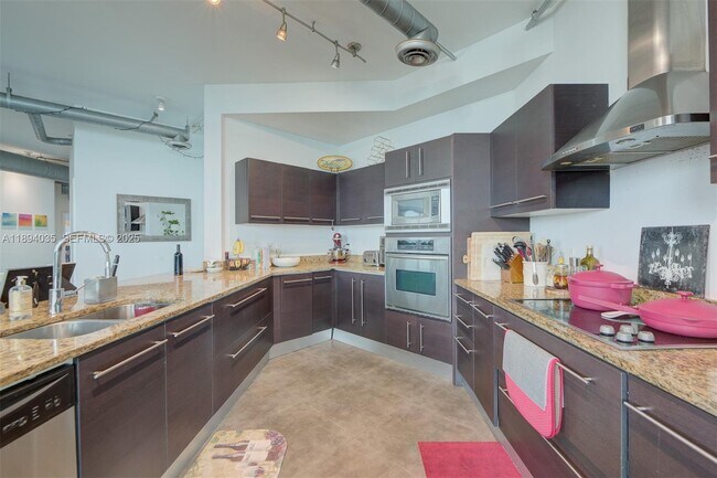 Building Photo - 700 NE 25th St