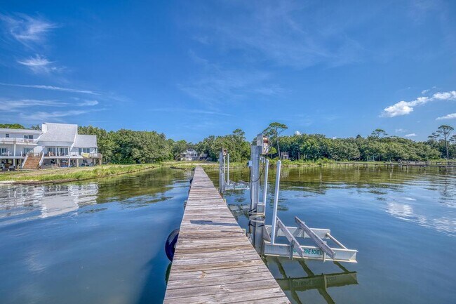 Building Photo - 4811 Soundside Dr