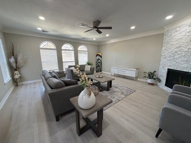 Building Photo - 6222 Skyline Dr