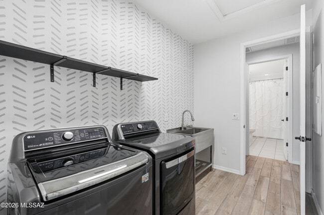 Building Photo - 4220 S Macy Cir