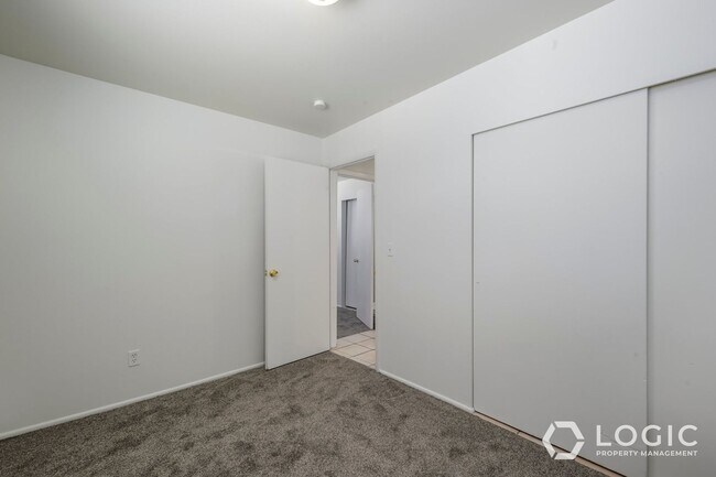 Building Photo - 1610 Ivy Cir