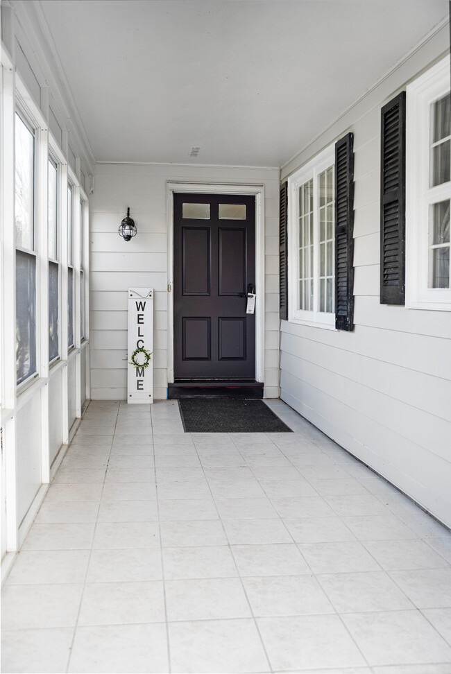 Building Photo - 193 Thistle Lea