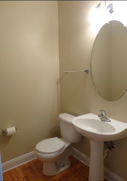 Building Photo - 1109 Clover Dr
