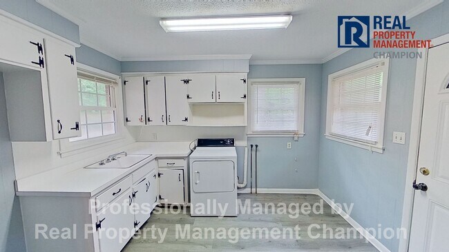 Building Photo - All Brick Ranch in the Heart of Hampstead
