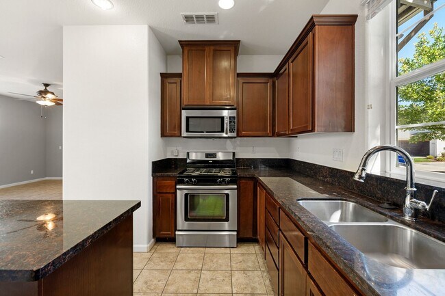 Building Photo - NICE TWO STORY TOWNHOME IN NATOMAS!