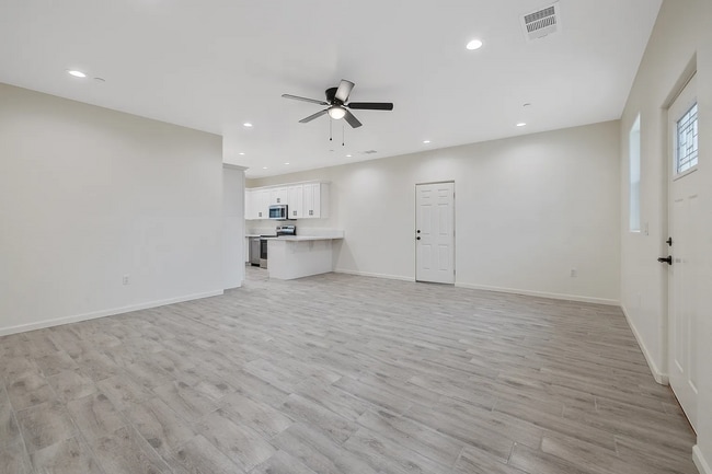 Building Photo - 601 E 10th St